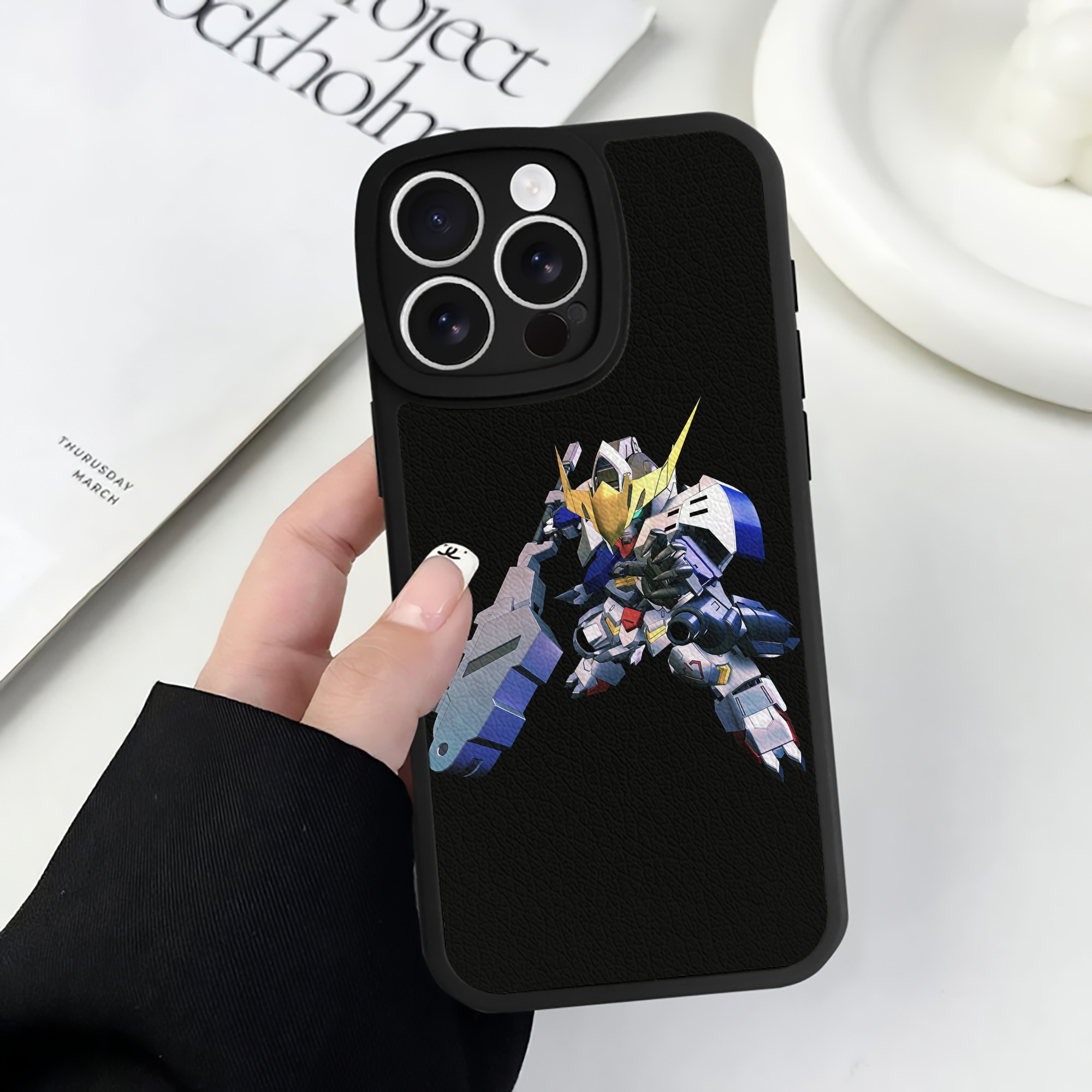 （画像用） 機動戦士ガンダム Mobile Suit Gundam 【iPhone 16シリーズ対応】シリコンスマホケース（レザー調） 材質：シリコン